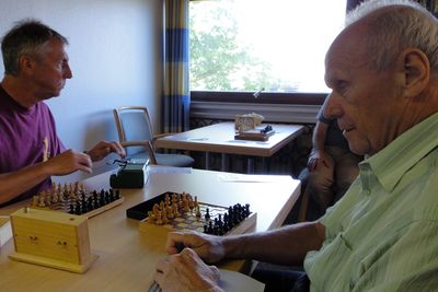 Der lteste Spieler Max Wilhelm (rechts)